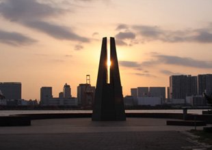 2012年9月 太陽の奇跡　夕陽の塔の画像