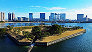 歴史を物語る背景には新たな街並み