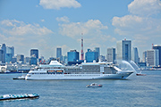 東京タワーと行き交う船