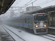 雪の中を走るりんかい線70-000形